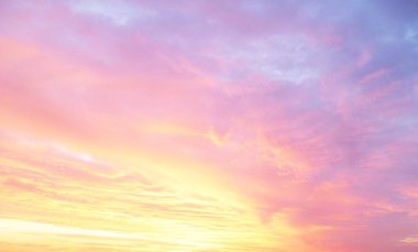 renkli gökyüzü bulutlu