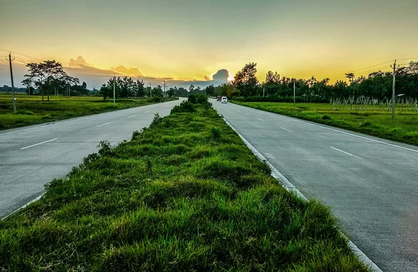 Scena peisajului pitoresc și răsăritul soarelui deasupra drumului — Fotografie, imagine de stoc