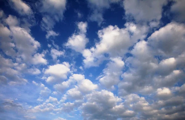 Himmel mit Wolken — Stockfoto