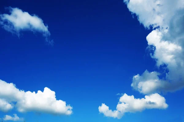 Blauer Himmel mit Wolken — Stockfoto