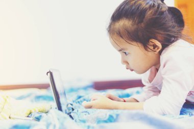 Çöp çocuk izlerken tablet