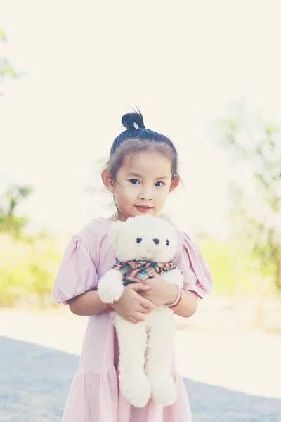 Criança com peluche . — Fotografia de Stock