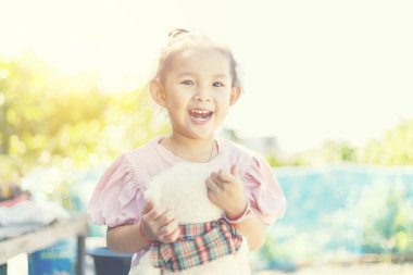 küçük kız bebek ile.