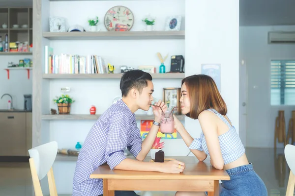 Pareja de mujeres en cafetería —  Fotos de Stock