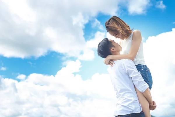 Frauenpaar trägt. — Stockfoto