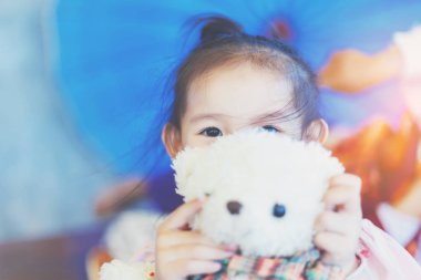 Teddy ile küçük çocuk.