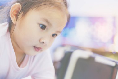 Çocuk wacth bir tablet.