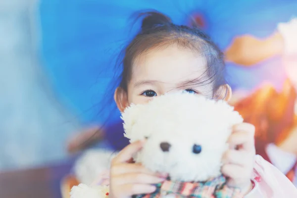 Μικρό παιδί με αρκουδάκι. — Φωτογραφία Αρχείου