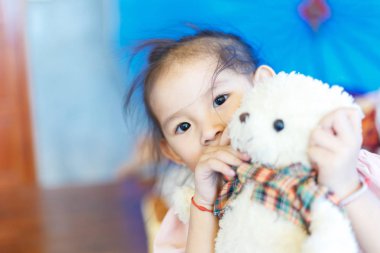 Teddy ile küçük çocuk.