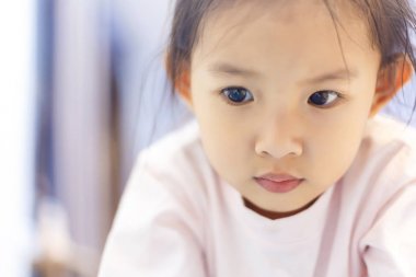 Çocuk wacth bir tablet.