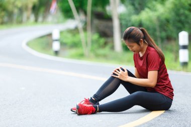 Kadın koşucu dizinden yaralandı.