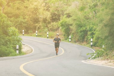 Doğal yolda koşan adam..