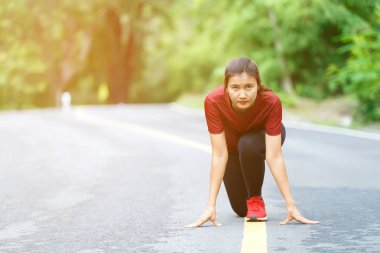 Kadın koşucu hazırlanıyor..