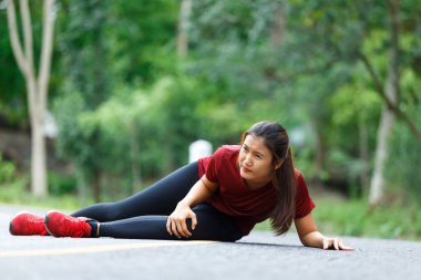 Kadın koşucu dizinden yaralandı.
