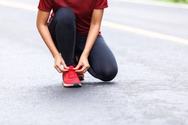 Kadın koşucu ayakkabı bağcığı.