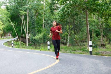 Kadın koşucunun önünde 