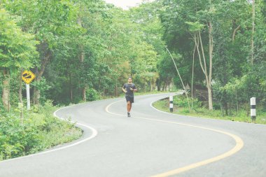 Doğal yolda koşan adam..