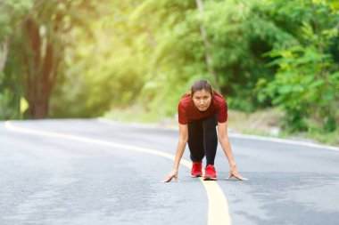 Kadın koşucu hazırlanıyor..