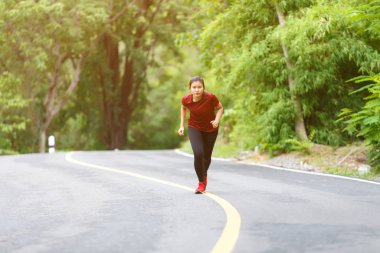 Kadın koşucunun önünde 
