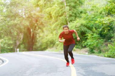 Kadın koşucunun önünde 