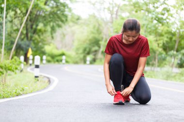 Kadın koşucu ayakkabı bağcığı.