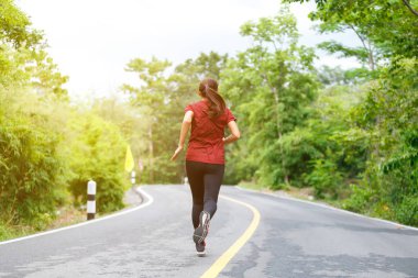 Kadın koşucunun arkası 