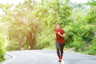 Kadın koşucunun önünde 