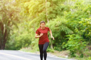 Kadın koşucunun önünde 