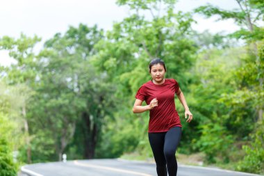 Kadın koşucunun önünde 