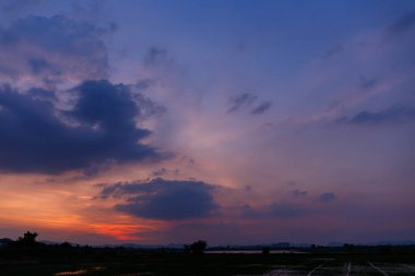 Gün batımında bir gökyüzü.