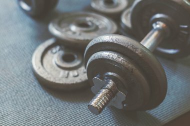 Kolay ağırlık çalışması için Dumbbell