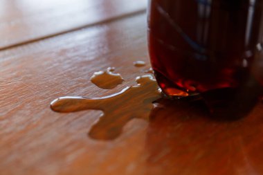 Kola şişesinden su damlası..