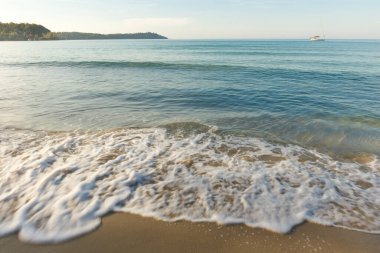 Sabahları beyaz kumların üzerinde dalgalanan deniz dalgaları..