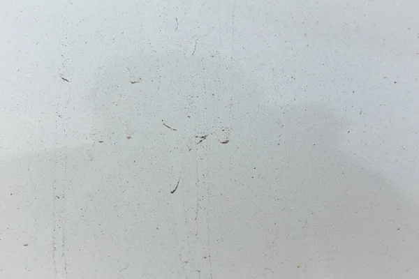 ほこりや雨のドロップで汚れて白い車 — ストック写真