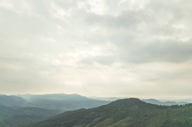 Gün batımında bir dağ manzarası.