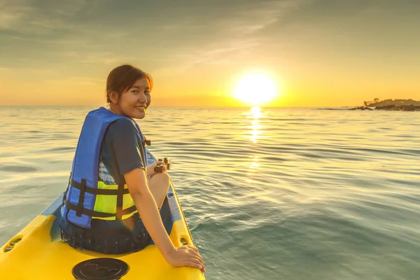 Счастливая Женщина Сидящая Байдарке Море Закате Надевающая Спасательный Жилет — стоковое фото