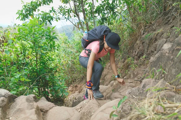 Женщина Претендует Скалу Между Походами Тайском Лесу — стоковое фото