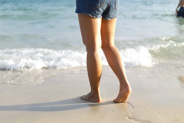 Kobieta Nogi Stojące Białym Piasku Plaży Zdjęcia Stockowe bez tantiem