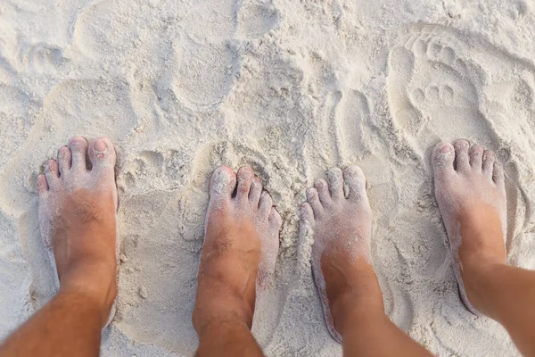 Paar Füße Stehen Weißen Sandstrand — Stockfoto