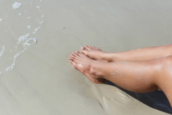 Женщина Ноги Белом Песчаном Пляже Морской Волной — стоковое фото