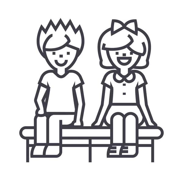 Enfants heureux assis sur le banc, icône de ligne vectorielle garçon et fille, signe, illustration sur fond, touches modifiables — Image vectorielle