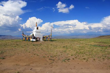 Stupa (Suburgan) - yarımküre hatları olan bir Budist mimari ve heykel dini bina. Çoğunlukla monolitik formda sunulur; daha az yaygın olarak bir dahili odaya sahip olan stupalar.