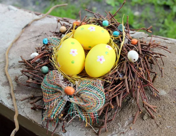 Les Œufs Pâques Dans Nid Décoratif Sont Attribut Principal Une — Photo