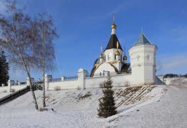 Rus Ortodoks Kilisesi 'nin Krasnoyarsk Piskoposluğu' nun Kutsal Varsayım Manastırı Yenisei Nehri kıyısındaki Krasnoyarsk şehrinin Udachny köyünde yer almaktadır..