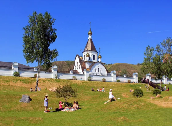 ロシア正教会のクラスノヤルスク教区の聖想定修道院は Yenisei川のほとりにクラスノヤルスクの町ウダチニーの村に位置しています — ストック写真