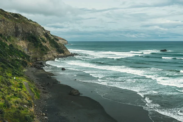 与黑色的沙滩，蔚蓝海洋火山海滩 — 图库照片
