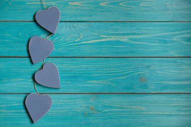 Mavi turkuaz ahşap arka plan üzerinde ahşap Kalpler