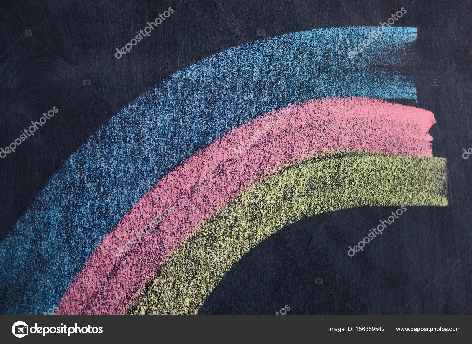 Dipinto multicolore sulla lavagna scura da gessetti colorati closeup — Foto di leoleto