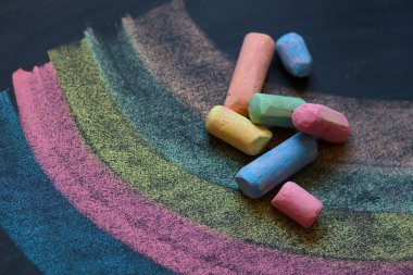 Karanlık okul kara tahta renkli mangası tarafından çok renkli çizim,