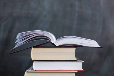 Okul kara tahta arka plan ile kitap yığını. Ben kitap bir